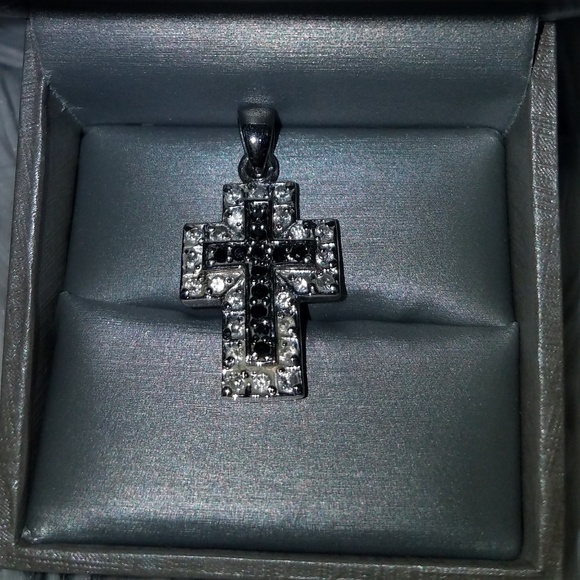 Reversible cross pendant - Picture 2 of 3